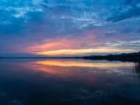 Fächerförmiges Glühen an der Wolkenunterseite und am Chiemsee